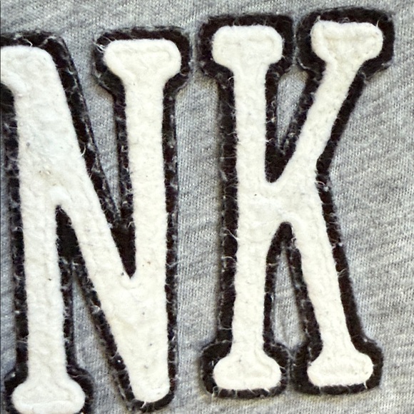 PINK Victoria's Secret Gray Love Pink Tee. Size Large. - Picture 5 of 10